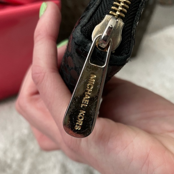 Michael Kors full size zip around wallet - Picture 4 of 6